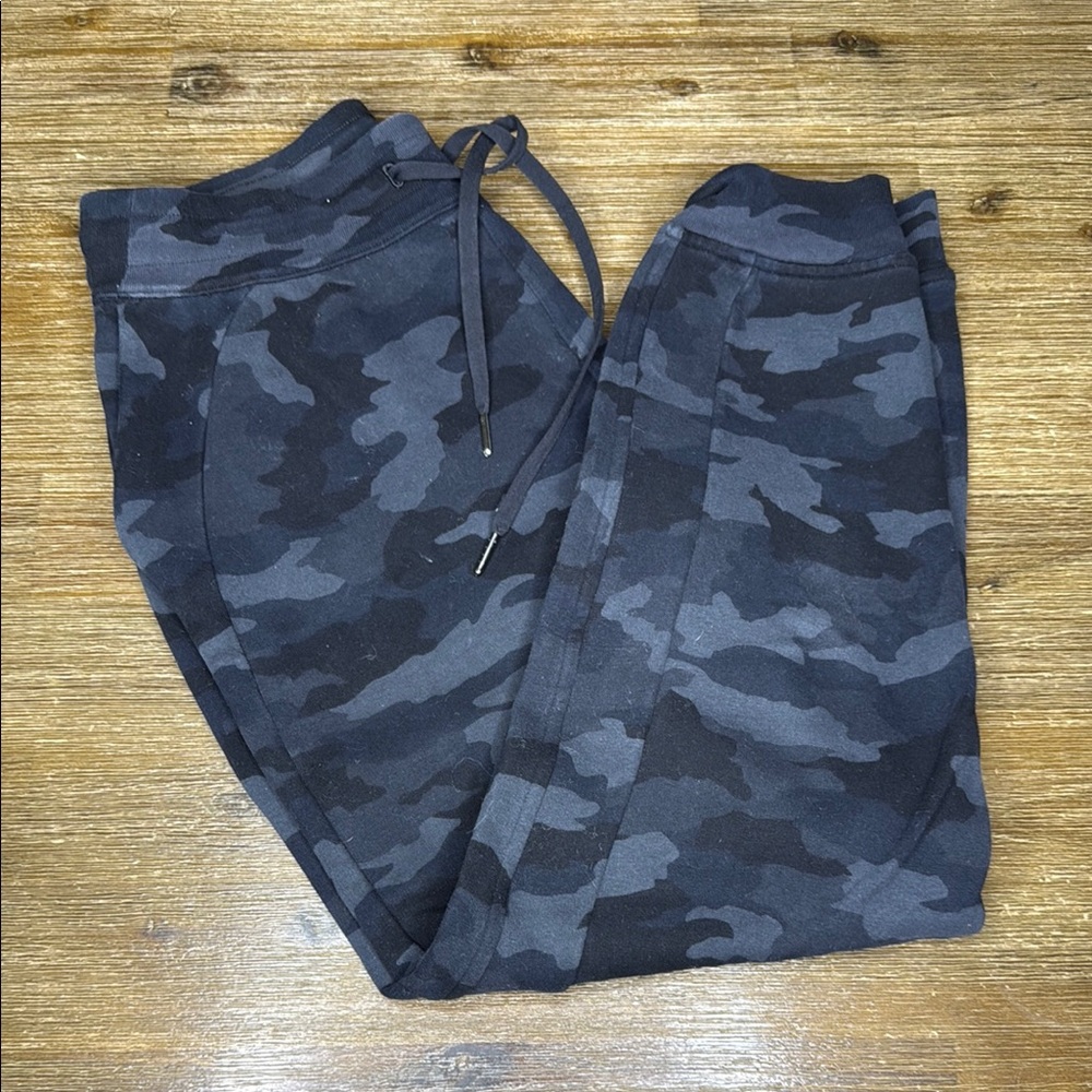 Lululemon Camouflage Scuba Joggers - size 8